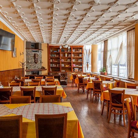 Семеен Хотел “Географски Център” Uzana Exterior foto